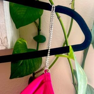 Very vibrant fucsia with a cute deet of a rhinestone strap💕